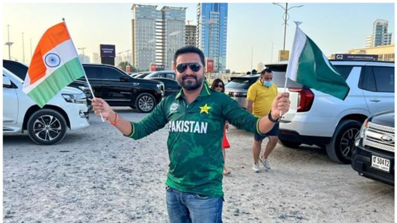 ఆసియా కప్: పాక్ జెర్సీ వేసుకున్న యూపీ వాసి.. చంపేస్తామని బెదిరింపులు.. ఆ జెర్సీ ఎందుకు వేసుకున్నాడంటే? ఆసియా కప్: పాక్ జెర్సీ వేసుకున్న యూపీ వాసి.. చంపేస్తామని బెదిరింపులు.. ఆ జెర్సీ ఎందుకు వేసుకున్నాడంటే?