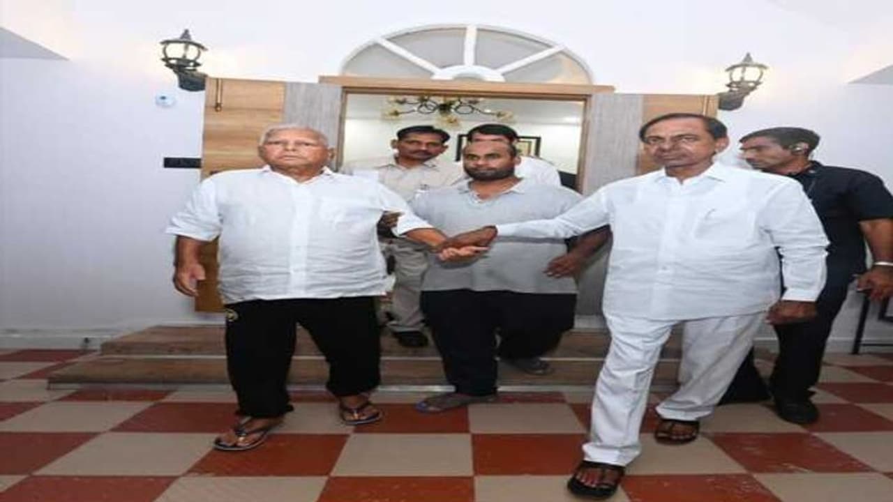 నితీశ్తో భేటీ తర్వాత నేరుగా లాలూ ఇంటికి కేసీఆర్ .. ఆర్జేడీ చీఫ్తో భేటీ, ప్రాధాన్యత నితీశ్తో భేటీ తర్వాత నేరుగా లాలూ ఇంటికి కేసీఆర్ .. ఆర్జేడీ చీఫ్తో భేటీ, ప్రాధాన్యత