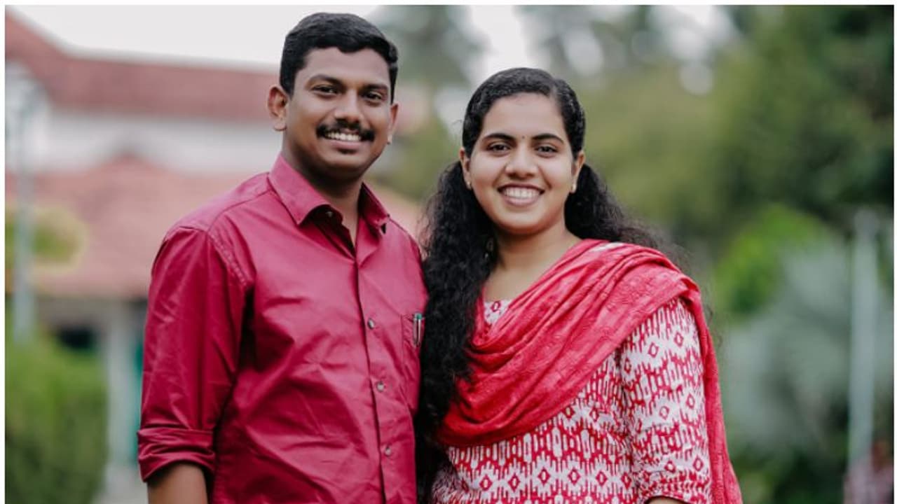 വിവാഹം ക്ഷണിച്ച് ആര്യയും സച്ചിനും; ഉപഹാരം വേണ്ട, സ്നേഹോപഹാരം നിർബന്ധമുള്ളവരുണ്ടെങ്കിൽ അവരോട് പറയാനുള്ളത്! വിവാഹം ക്ഷണിച്ച് ആര്യയും സച്ചിനും; ഉപഹാരം വേണ്ട, സ്നേഹോപഹാരം നിർബന്ധമുള്ളവരുണ്ടെങ്കിൽ അവരോട് പറയാനുള്ളത്!