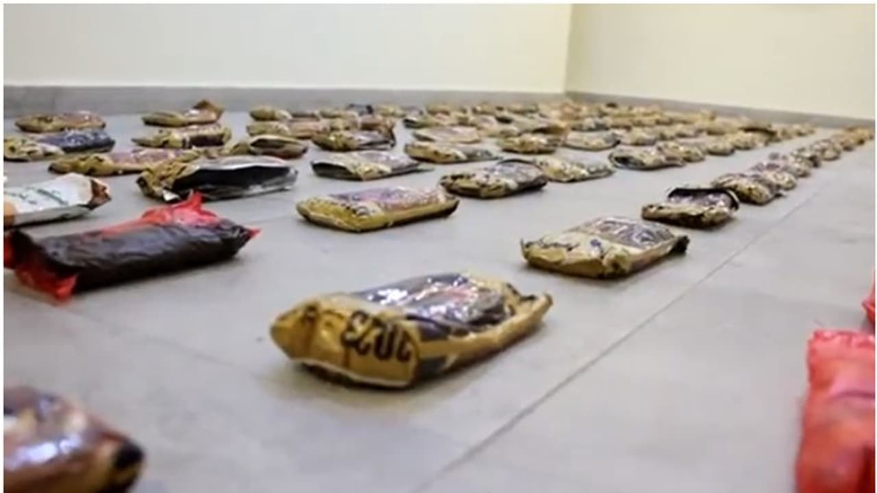 നൂറ് കിലോ ഹാഷിഷുമായി പ്രവാസി പിടിയില്; വില കോടികള് നൂറ് കിലോ ഹാഷിഷുമായി പ്രവാസി പിടിയില്; വില കോടികള്