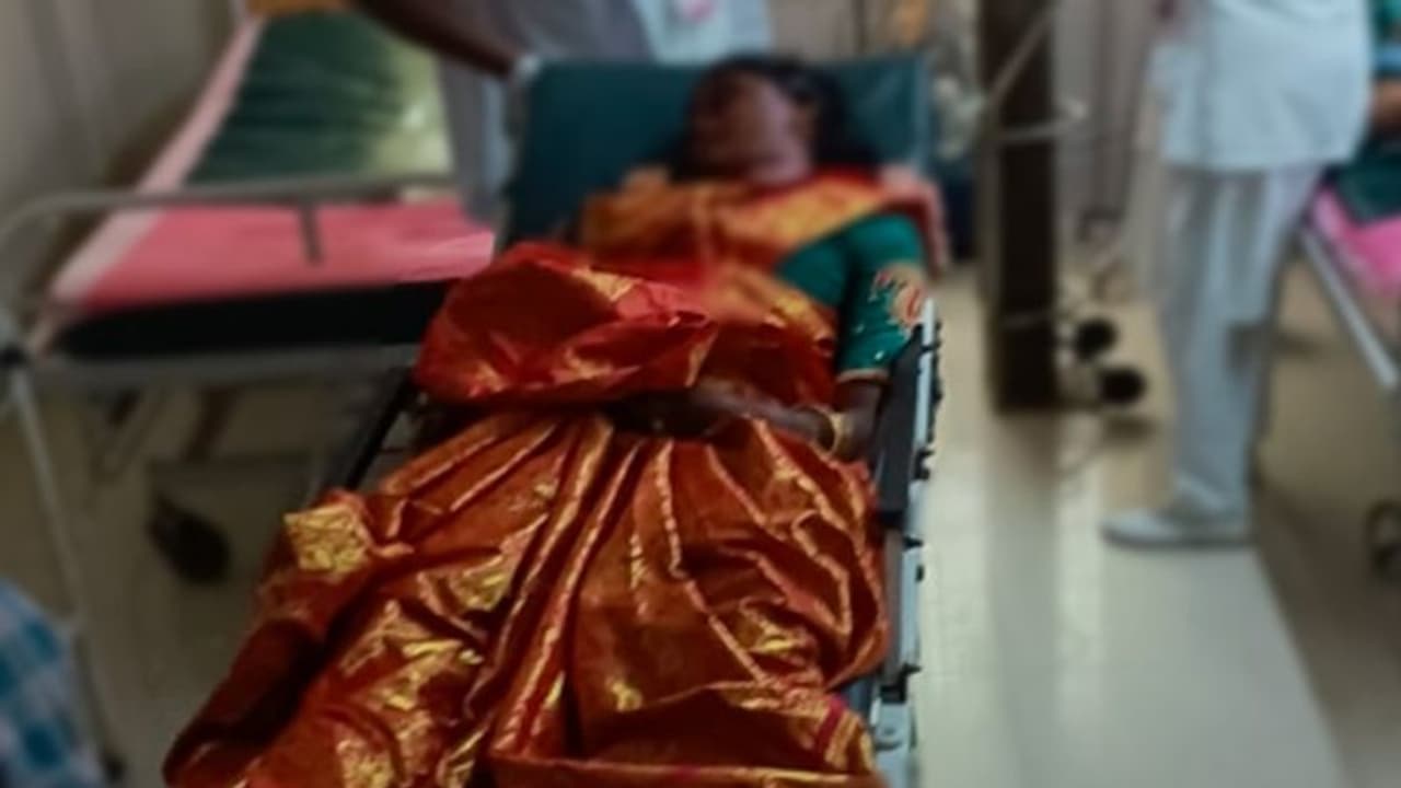 கட்டிய தாலியின் ஈரம் காய்வதற்குள்.. திருமணமான 2 வது நாளில் கணவன் கண்ணெதிரே உயிரிழந்த புதுமணப்பெண்..! கட்டிய தாலியின் ஈரம் காய்வதற்குள்.. திருமணமான 2 வது நாளில் கணவன் கண்ணெதிரே உயிரிழந்த புதுமணப்பெண்..!