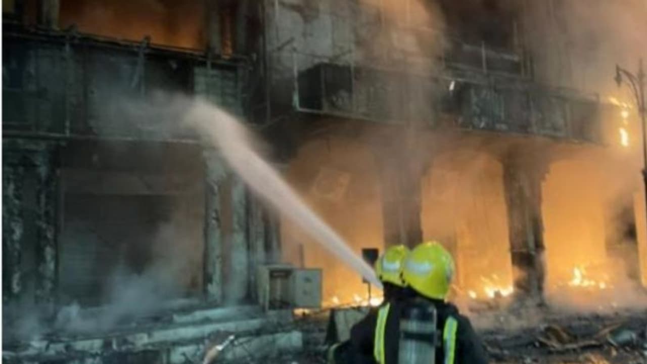 സൗദിയിൽ രണ്ട് കെട്ടിടങ്ങളിൽ വന് അഗ്നിബാധ; കുടുങ്ങിക്കിടന്നവരെ സിവില് ഡിഫന്സ് രക്ഷപ്പെടുത്തി സൗദിയിൽ രണ്ട് കെട്ടിടങ്ങളിൽ വന് അഗ്നിബാധ; കുടുങ്ങിക്കിടന്നവരെ സിവില് ഡിഫന്സ് രക്ഷപ്പെടുത്തി