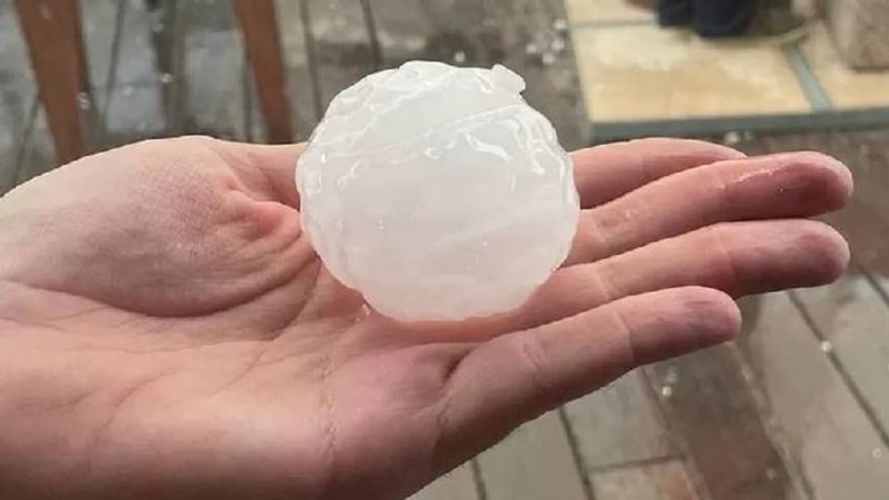 ഭീമൻ ആലിപ്പഴം തലയിൽ വീണു, 20 മാസം മാത്രം പ്രായമുള്ള കുഞ്ഞ് മരിച്ചു, 10 മിനിറ്റ് നേരം സ്ഥലത്ത് ഭീകരാന്തരീക്ഷം