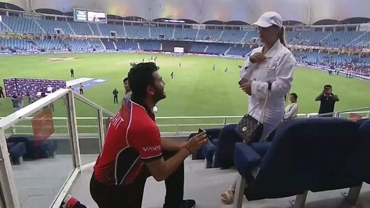 ভালোবাসার কাছে হারল পরাজয়ের দুঃখ, গ্যালারিতেই প্রেমিকাকে প্রেম নিবেদন হংকং এর ক্রিকেটারের ভালোবাসার কাছে হারল পরাজয়ের দুঃখ, গ্যালারিতেই প্রেমিকাকে প্রেম নিবেদন হংকং এর ক্রিকেটারের