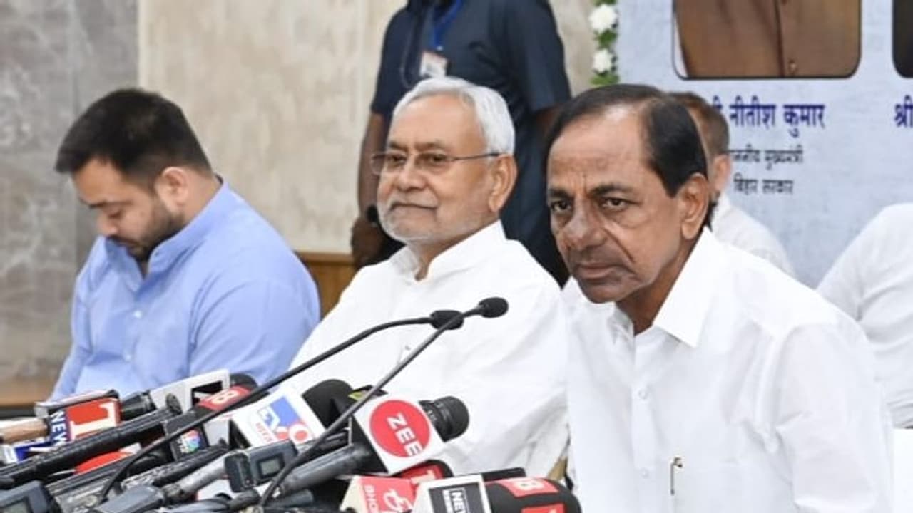 త్వరలోనే యూపీ టూర్ కు కేసీఆర్: భారీ బహిరంగ సభకు ప్లాన్ త్వరలోనే యూపీ టూర్ కు కేసీఆర్: భారీ బహిరంగ సభకు ప్లాన్