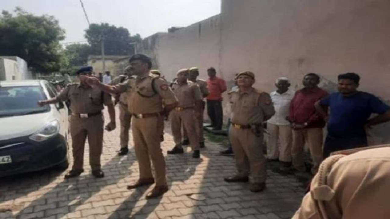 मैनेजर की गर्भवती पत्नी और बेटे की हत्या का मेरठ पुलिस ने किया बड़ा खुलासा, हत्यारों ने खुद बताई पूरी कहानी मैनेजर की गर्भवती पत्नी और बेटे की हत्या का मेरठ पुलिस ने किया बड़ा खुलासा, हत्यारों ने खुद बताई पूरी कहानी
