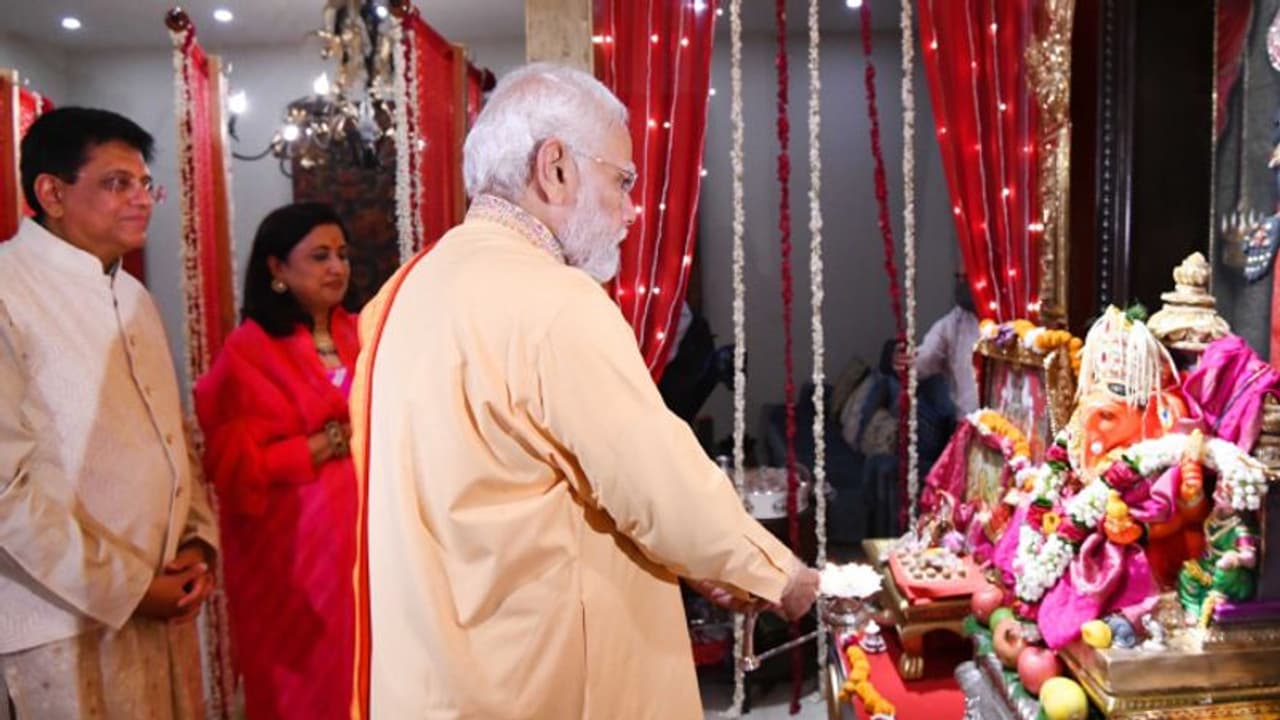 పీయూష్ గోయల్ ఇంట్లో గణేష్ చతుర్థి వేడుకలకు ప్రధాని మోదీ.. గణేషుడికి హారతి.. వీడియో.. పీయూష్ గోయల్ ఇంట్లో గణేష్ చతుర్థి వేడుకలకు ప్రధాని మోదీ.. గణేషుడికి హారతి.. వీడియో..