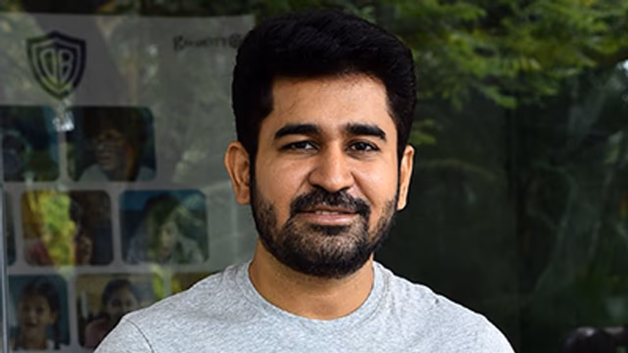 బిచ్చగాడు హీరో విజయ్ ఆంటోనికి తీవ్ర గాయాలు.. బోట్ లో వెళుతుండాగా ప్రమాదం