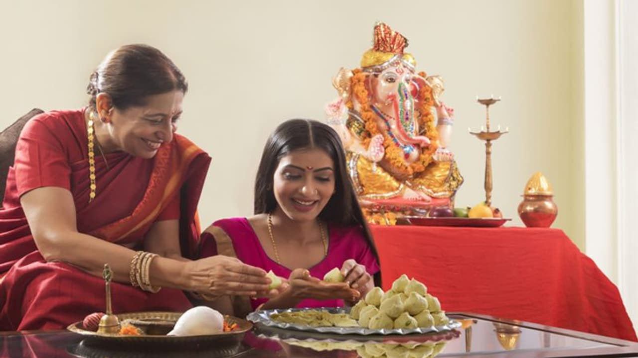 गणपति को लगाना है हेल्दी और शुगर फ्री भोग तो इस तरह बनाए बिना शक्कर के सुपर टेस्टी मोदक