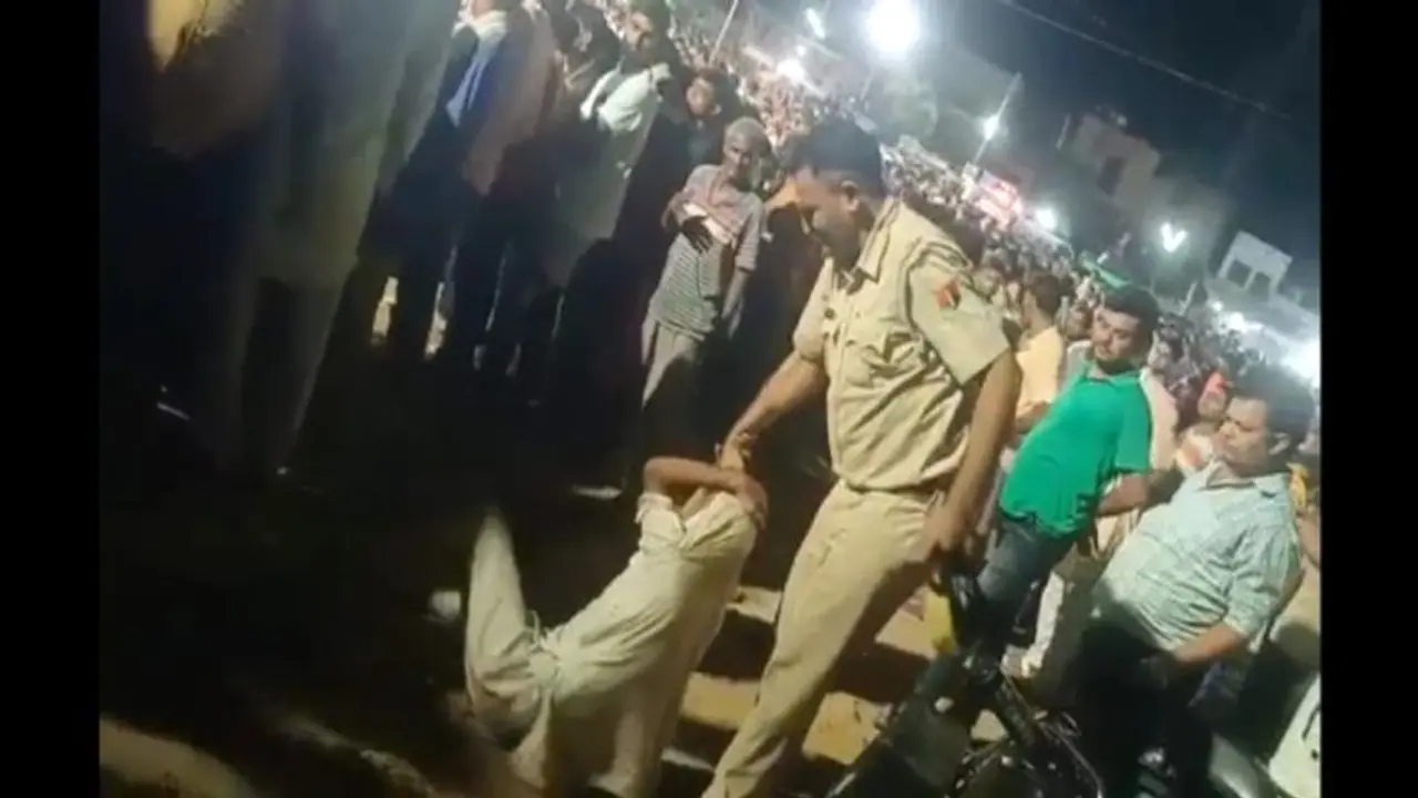 भरतपुर मेले में पुलिसवाला बना गुंडाः मेला देखने आए बुजुर्ग का इस वजह से बिगाड़ दिया हुलिया भरतपुर मेले में पुलिसवाला बना गुंडाः मेला देखने आए बुजुर्ग का इस वजह से बिगाड़ दिया हुलिया