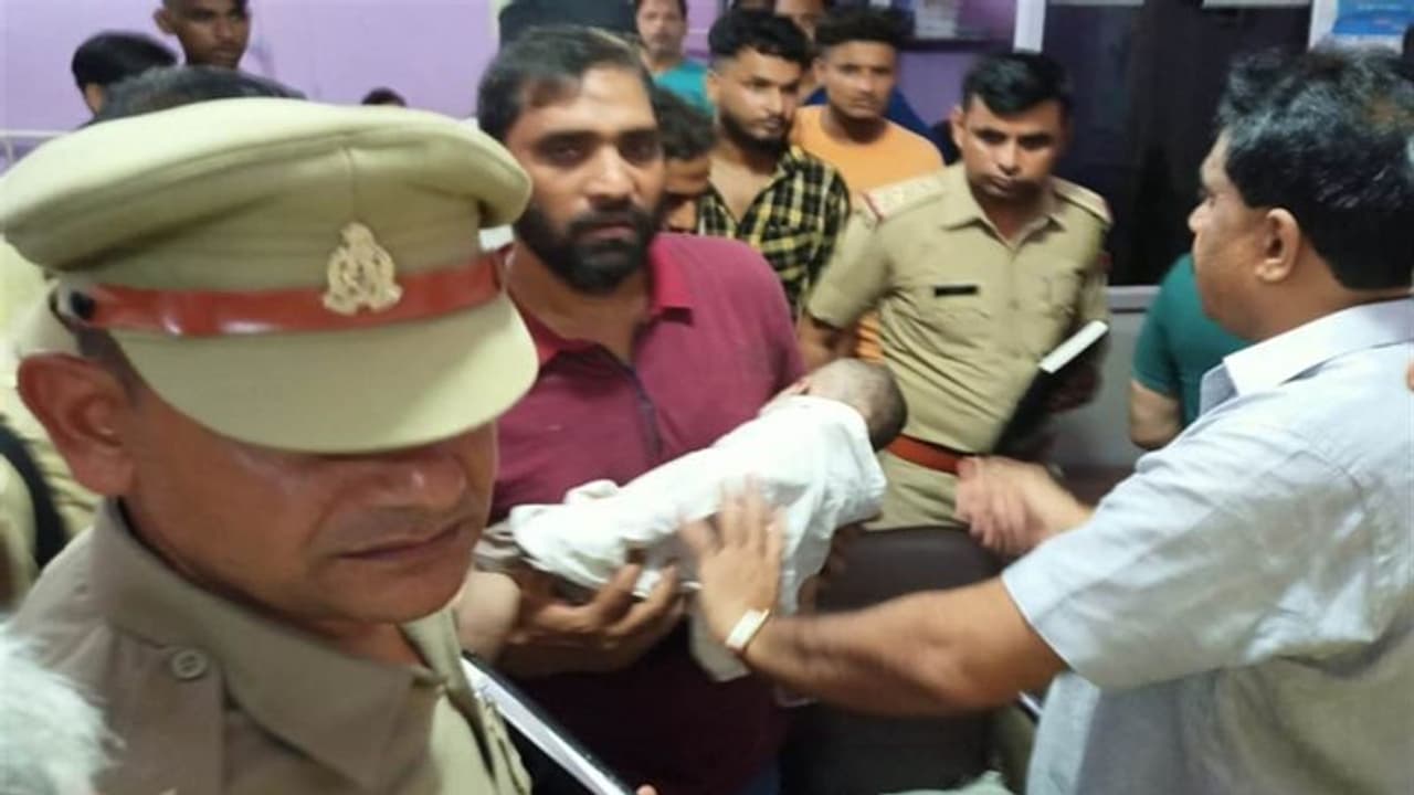 बिजनौर: देखभाल के लिए जिस बच्ची को लाई थी महिला, उसी से फेंकवा दिया अपना 6 माह का बच्चा, जानिए पूरा मामला बिजनौर: देखभाल के लिए जिस बच्ची को लाई थी महिला, उसी से फेंकवा दिया अपना 6 माह का बच्चा, जानिए पूरा मामला