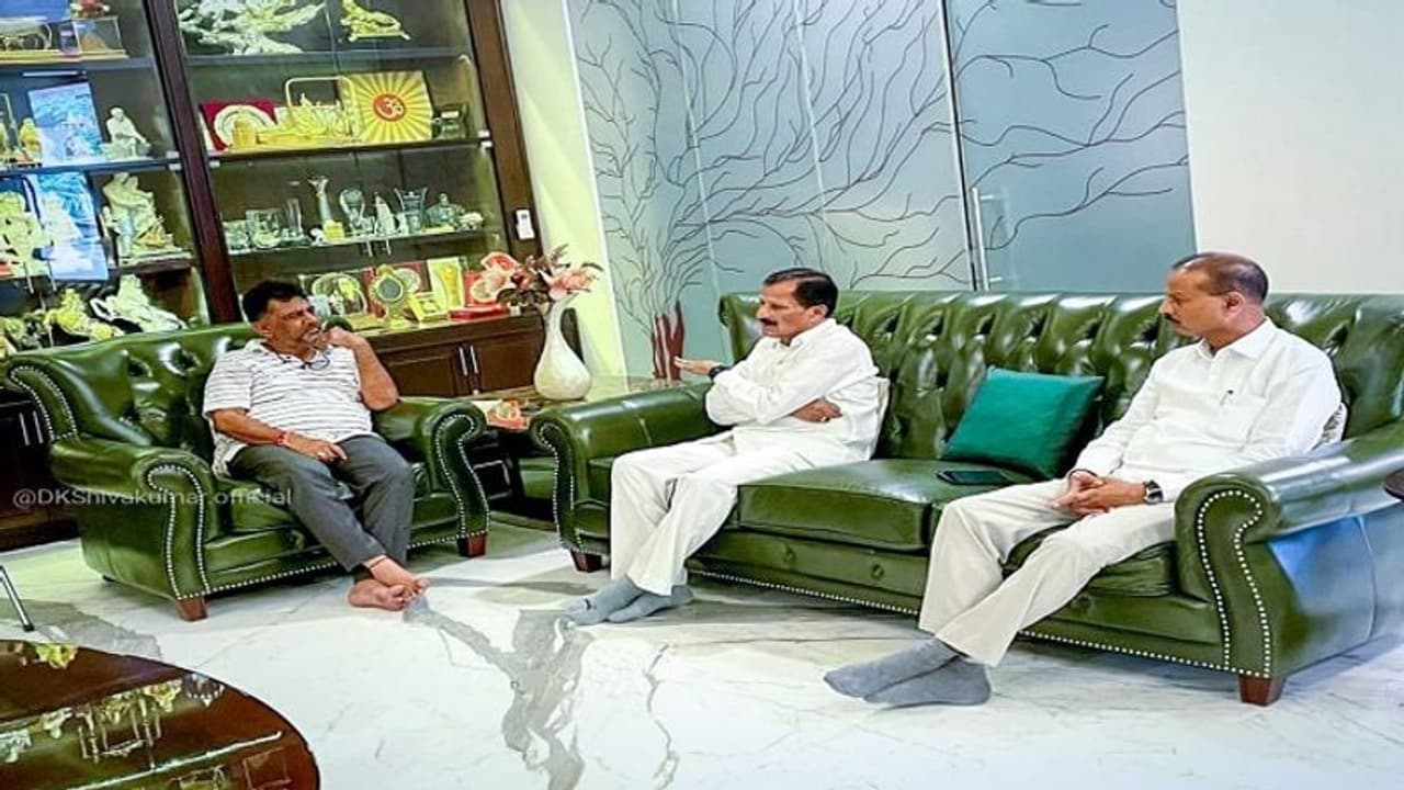 ಮತ್ತೋರ್ವ ಹಿರಿಯ ನಾಯಕ ಕಾಂಗ್ರೆಸ್ಗೆ ಗುಡ್ ಬೈ: ಸಿದ್ದು, ಡಿಕೆಶಿ ಭೇಟಿಯಾಗಿ ರಾಜೀನಾಮೆ ಘೋಷಣೆ ಮತ್ತೋರ್ವ ಹಿರಿಯ ನಾಯಕ ಕಾಂಗ್ರೆಸ್ಗೆ ಗುಡ್ ಬೈ: ಸಿದ್ದು, ಡಿಕೆಶಿ ಭೇಟಿಯಾಗಿ ರಾಜೀನಾಮೆ ಘೋಷಣೆ