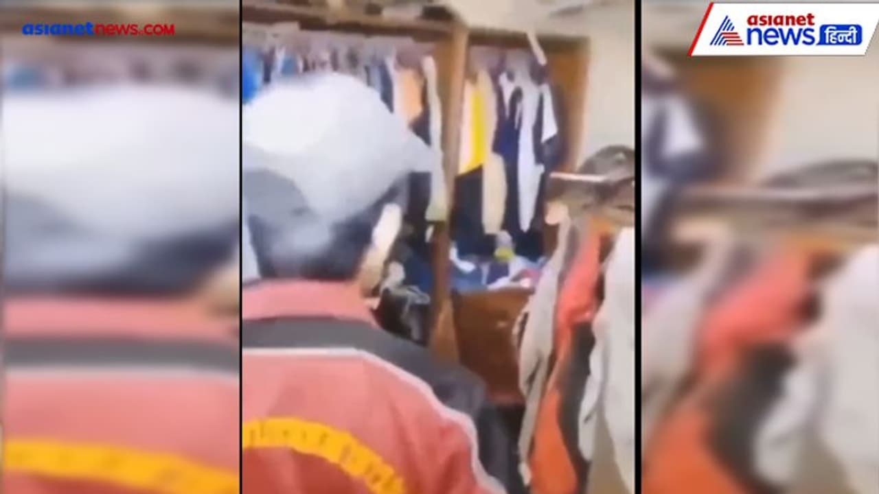 छत की सीलिंग से गिरा विशालकाय अजगर...जबड़ा खोल शख्स पर किया अटैक, रौंगटे खड़े करने वाला Video छत की सीलिंग से गिरा विशालकाय अजगर...जबड़ा खोल शख्स पर किया अटैक, रौंगटे खड़े करने वाला Video