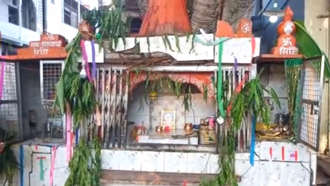 हद हो गई! देर रात तक गणेश जी के दर्शन करते रहे भक्त, सुबह चोरी हो गए भगवान हद हो गई! देर रात तक गणेश जी के दर्शन करते रहे भक्त, सुबह चोरी हो गए भगवान