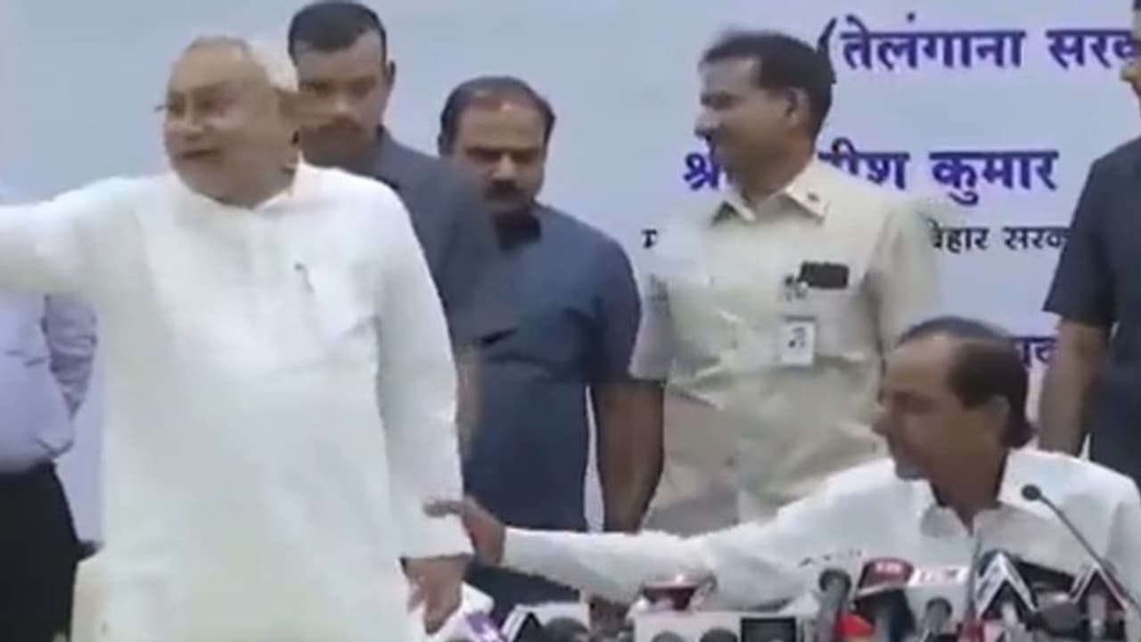 కేసీఆర్ మాట్లాడుతుండగానే వెళ్లిపోయేందుకు సిద్దమైన నితీష్.. బీజేపీ సెటైర్లు.. అసలేం జరిగిందంటే..? కేసీఆర్ మాట్లాడుతుండగానే వెళ్లిపోయేందుకు సిద్దమైన నితీష్.. బీజేపీ సెటైర్లు.. అసలేం జరిగిందంటే..?