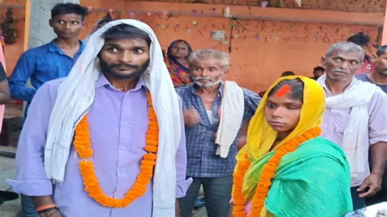 आजमगढ़ में चोरी छिपे प्रेमिका से मिलने पहुंचा प्रेमी, ग्रामीणों ने दोनों को पकड़कर उठाया ये कदम आजमगढ़ में चोरी छिपे प्रेमिका से मिलने पहुंचा प्रेमी, ग्रामीणों ने दोनों को पकड़कर उठाया ये कदम