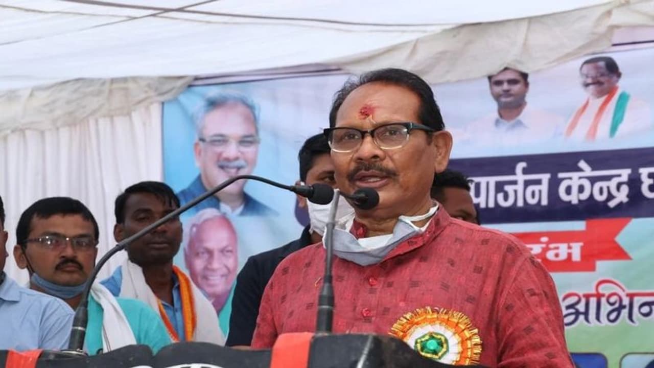 'ಎಣ್ಣೆ ಎಲ್ಲರನ್ನೂ ಒಂದು ಮಾಡುತ್ತೆ, ಚುನಾವಣೆ ಗೆದ್ದಾಗ ನಾವೂ ಪಾರ್ಟಿ ಮಾಡ್ತೀವಿ..' ಛತ್ತೀಸ್ಗಢ ಶಿಕ್ಷಣ ಸಚಿವನ ವಿವಾದಿತ ಹೇಳಿಕೆ 'ಎಣ್ಣೆ ಎಲ್ಲರನ್ನೂ ಒಂದು ಮಾಡುತ್ತೆ, ಚುನಾವಣೆ ಗೆದ್ದಾಗ ನಾವೂ ಪಾರ್ಟಿ ಮಾಡ್ತೀವಿ..' ಛತ್ತೀಸ್ಗಢ ಶಿಕ್ಷಣ ಸಚಿವನ ವಿವಾದಿತ ಹೇಳಿಕೆ