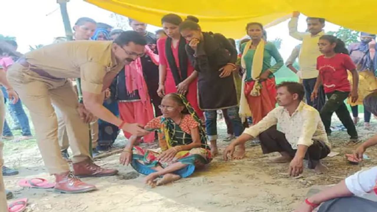 उन्नाव: ऑनलाइन मंगाई मूर्ति और जमीन में दिया छिपा, भगवान के प्रकट होने की बात कह पिता पुत्रों ने किया बड़ा खेल उन्नाव: ऑनलाइन मंगाई मूर्ति और जमीन में दिया छिपा, भगवान के प्रकट होने की बात कह पिता पुत्रों ने किया बड़ा खेल