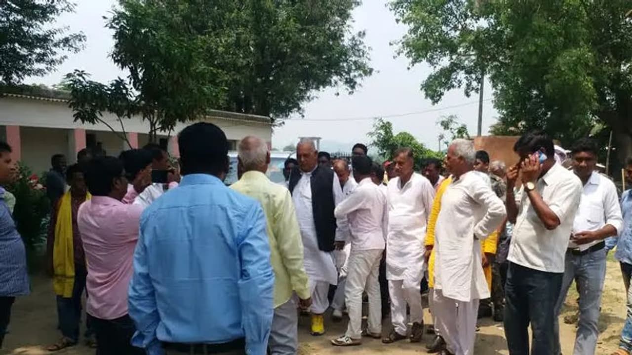 पलामू समुदाय विशेष के लोगों की दबंगई का मामला: महादलितों के गांव पहुंचे भाजपा विधायक रामचंद्र चंद्रवंशी पलामू समुदाय विशेष के लोगों की दबंगई का मामला: महादलितों के गांव पहुंचे भाजपा विधायक रामचंद्र चंद्रवंशी