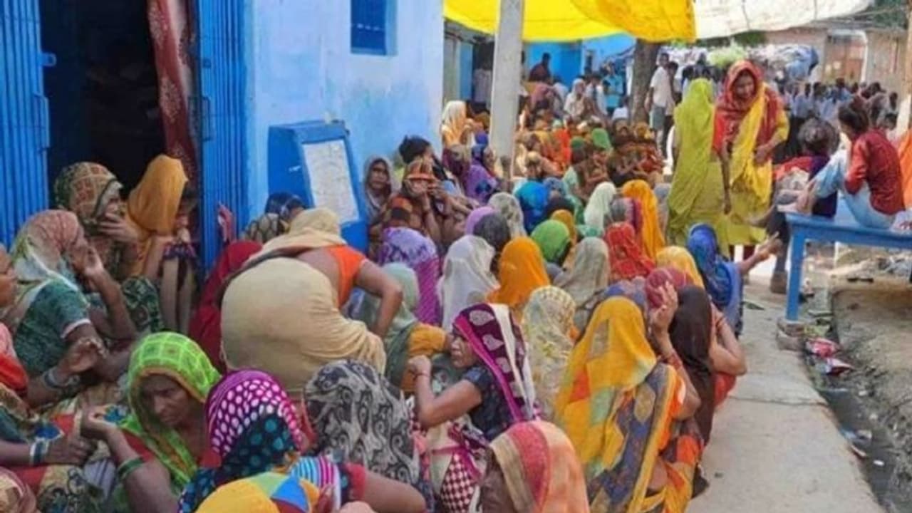 पत्नी ने फांसी लगाकर दी जान तो पति ने अस्पताल से लगाई छलांग, दंपति के शव पहुंचने के बाद गांव में पसरा सन्नाटा पत्नी ने फांसी लगाकर दी जान तो पति ने अस्पताल से लगाई छलांग, दंपति के शव पहुंचने के बाद गांव में पसरा सन्नाटा