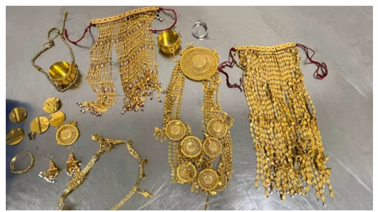 ലഗേജില് ഒളിപ്പിച്ചത് 4.3 ലക്ഷം ദിര്ഹം വിലമതിക്കുന്ന സ്വര്ണം; പ്രവാസി യുവാവ് വിമാനത്താവളത്തില് പിടിയില് ലഗേജില് ഒളിപ്പിച്ചത് 4.3 ലക്ഷം ദിര്ഹം വിലമതിക്കുന്ന സ്വര്ണം; പ്രവാസി യുവാവ് വിമാനത്താവളത്തില് പിടിയില്