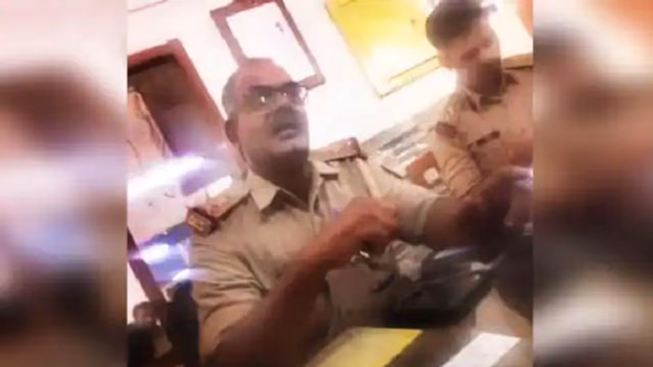 'तुम मुझे नहीं उखाड़ पाओगे, लेकिन मैं तुम्हें यहां से उखाड़ कर ही जाऊंगा' कानपुर के दारोगा का वीडियो हुआ वायरल 'तुम मुझे नहीं उखाड़ पाओगे, लेकिन मैं तुम्हें यहां से उखाड़ कर ही जाऊंगा' कानपुर के दारोगा का वीडियो हुआ वायरल