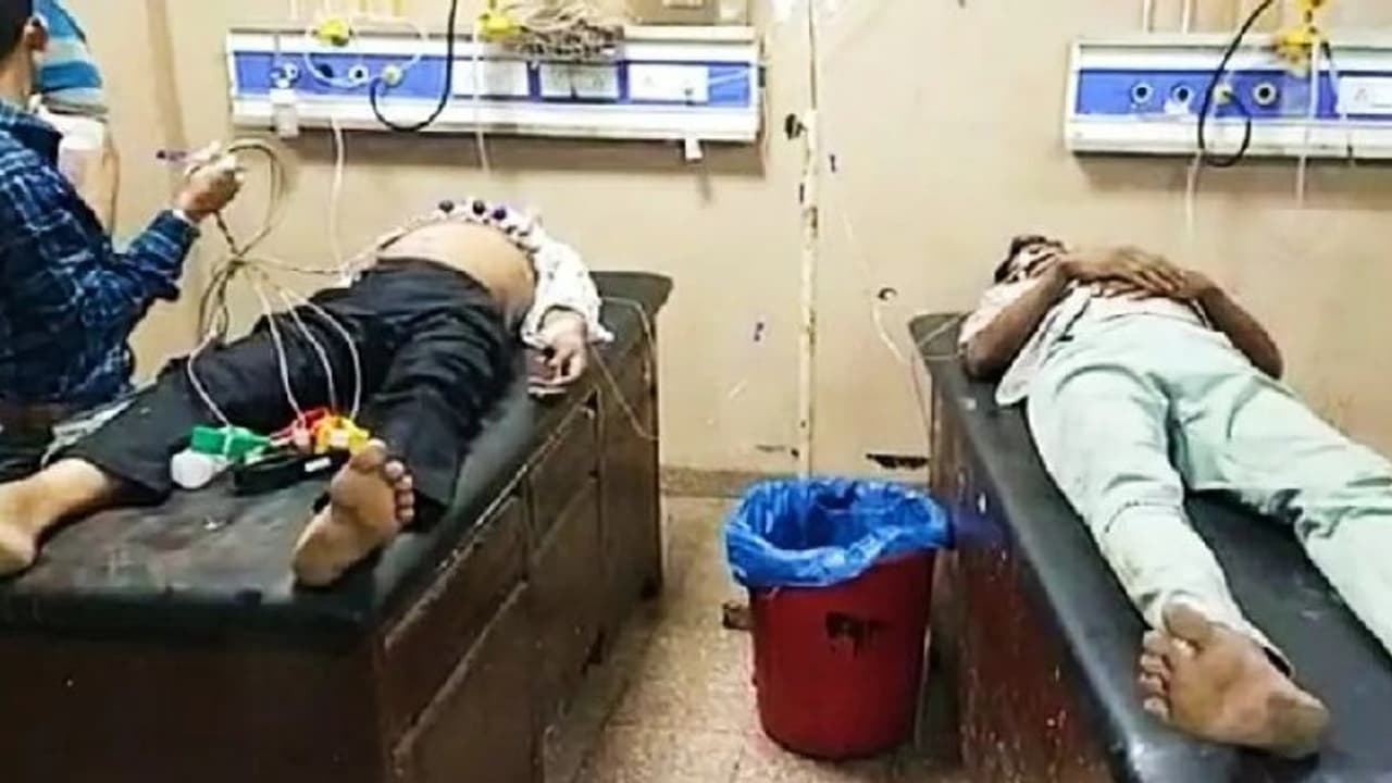 मालिक के अच्छे आदेश को सुन डिप्रेशन में आ गए कर्मचारी, 7 लोगों ने एक साथ खा लिया जहर मालिक के अच्छे आदेश को सुन डिप्रेशन में आ गए कर्मचारी, 7 लोगों ने एक साथ खा लिया जहर