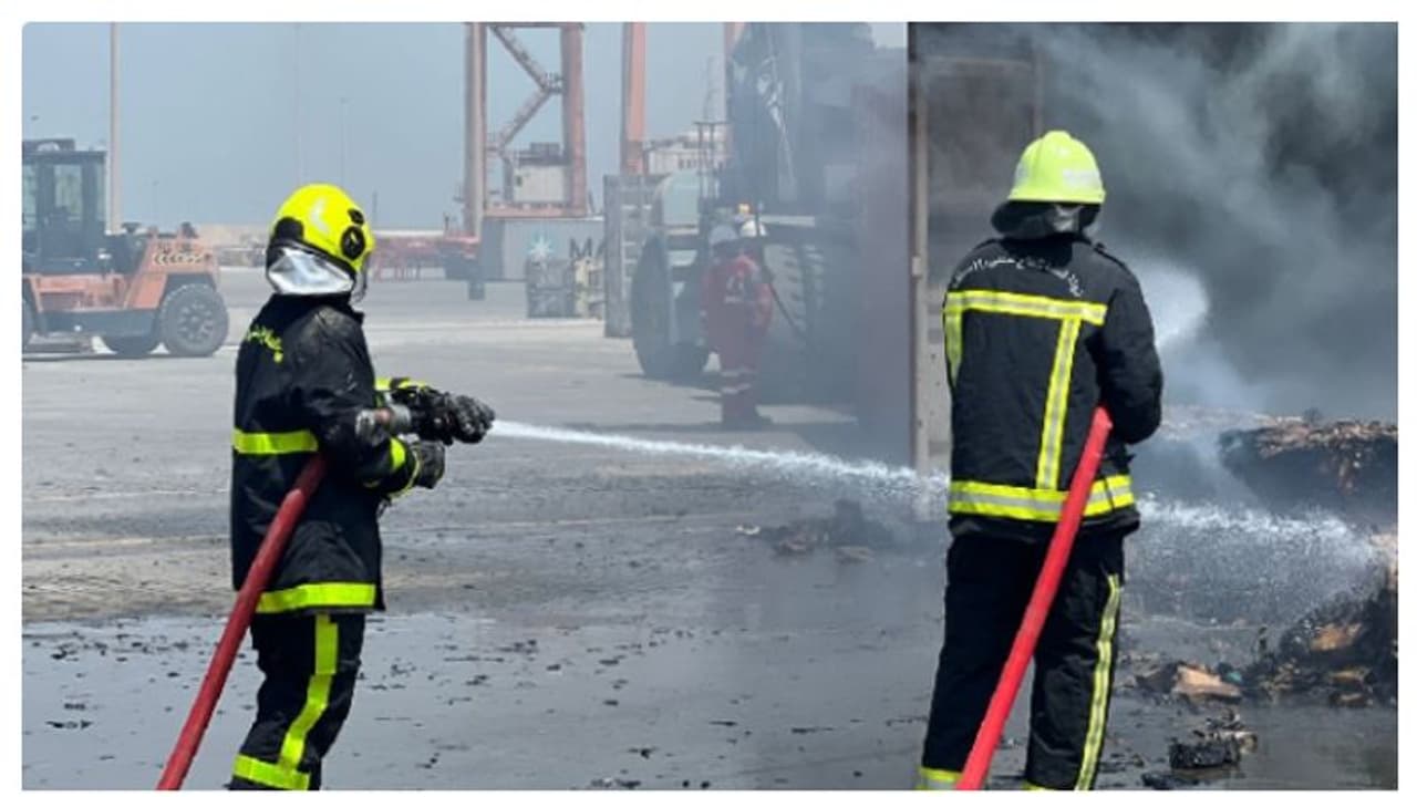 സലാല തുറമുഖത്ത് കണ്ടെയ്‌നറിന് തീപിടിച്ചു 