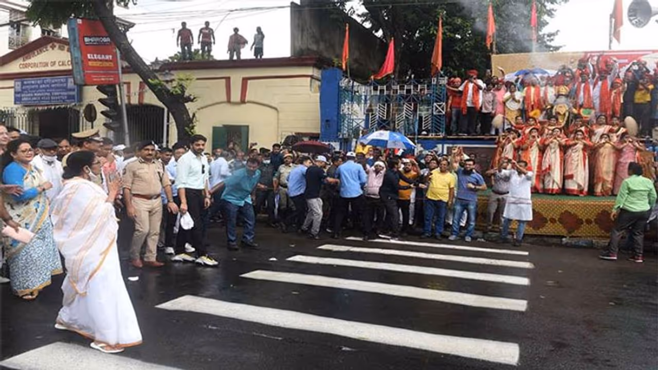 ধন্যবাদ মিছিলে আচমকাই থমকালেন মমতা, মহম্মদ আলি পার্কে মন ছুঁল জ্যান্ত দুর্গা ধন্যবাদ মিছিলে আচমকাই থমকালেন মমতা, মহম্মদ আলি পার্কে মন ছুঁল জ্যান্ত দুর্গা
