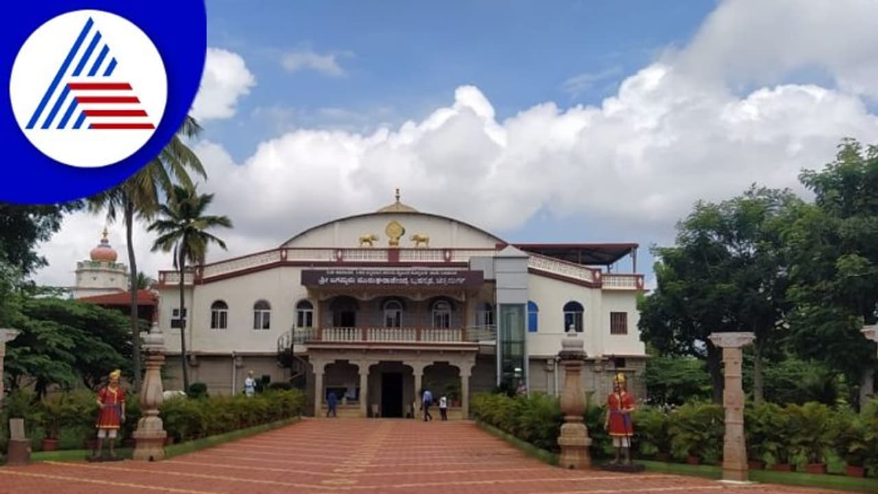 Murugha Mutt sexual assault case: A2 ಆರೋಪಿ ವಾರ್ಡನ್ ರಶ್ಮಿ ಪೊಲೀಸರ ವಶಕ್ಕೆ Murugha Mutt sexual assault case: A2 ಆರೋಪಿ ವಾರ್ಡನ್ ರಶ್ಮಿ ಪೊಲೀಸರ ವಶಕ್ಕೆ