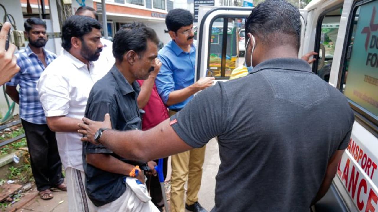 കാലില് മുറിവുമായി ദുരിത ജീവിതം; തെരുവില് കഴിഞ്ഞിരുന്ന സുധീഷിന് കൈത്താങ്ങായി സാമൂഹ്യ നീതി വകുപ്പ് കാലില് മുറിവുമായി ദുരിത ജീവിതം; തെരുവില് കഴിഞ്ഞിരുന്ന സുധീഷിന് കൈത്താങ്ങായി സാമൂഹ്യ നീതി വകുപ്പ്