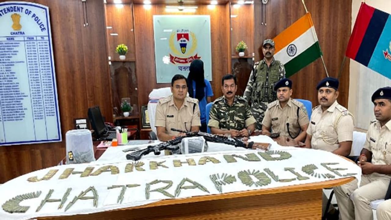 झारखंड में चतरा पुलिस को मिली बड़ी कामयाबी... जोनल कमांडर वीरप्पन गिरफ्तार, ये आधुनिक हथियार हुए बरामद झारखंड में चतरा पुलिस को मिली बड़ी कामयाबी... जोनल कमांडर वीरप्पन गिरफ्तार, ये आधुनिक हथियार हुए बरामद