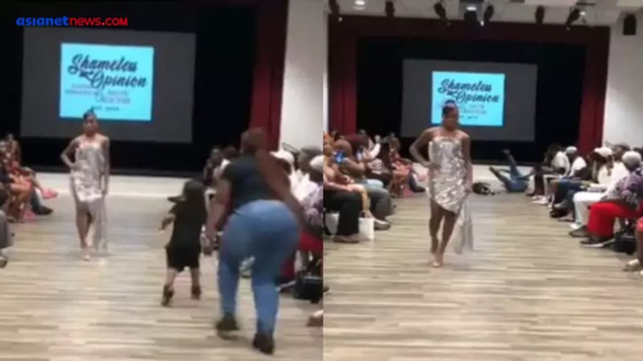 Video: रैंप वॉक कर रही मॉडल के सामने आया बच्चा, पकड़ने के लिए दौड़ी मां तो बन गया फनी सीन Video: रैंप वॉक कर रही मॉडल के सामने आया बच्चा, पकड़ने के लिए दौड़ी मां तो बन गया फनी सीन