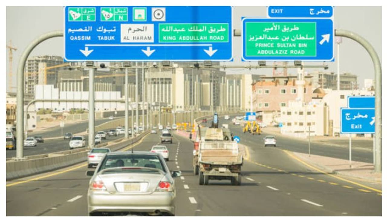 അതിവേഗ റോഡ് മുറിച്ചുകടന്ന മലയാളിക്ക് പിഴ അതിവേഗ റോഡ് മുറിച്ചുകടന്ന മലയാളിക്ക് പിഴ