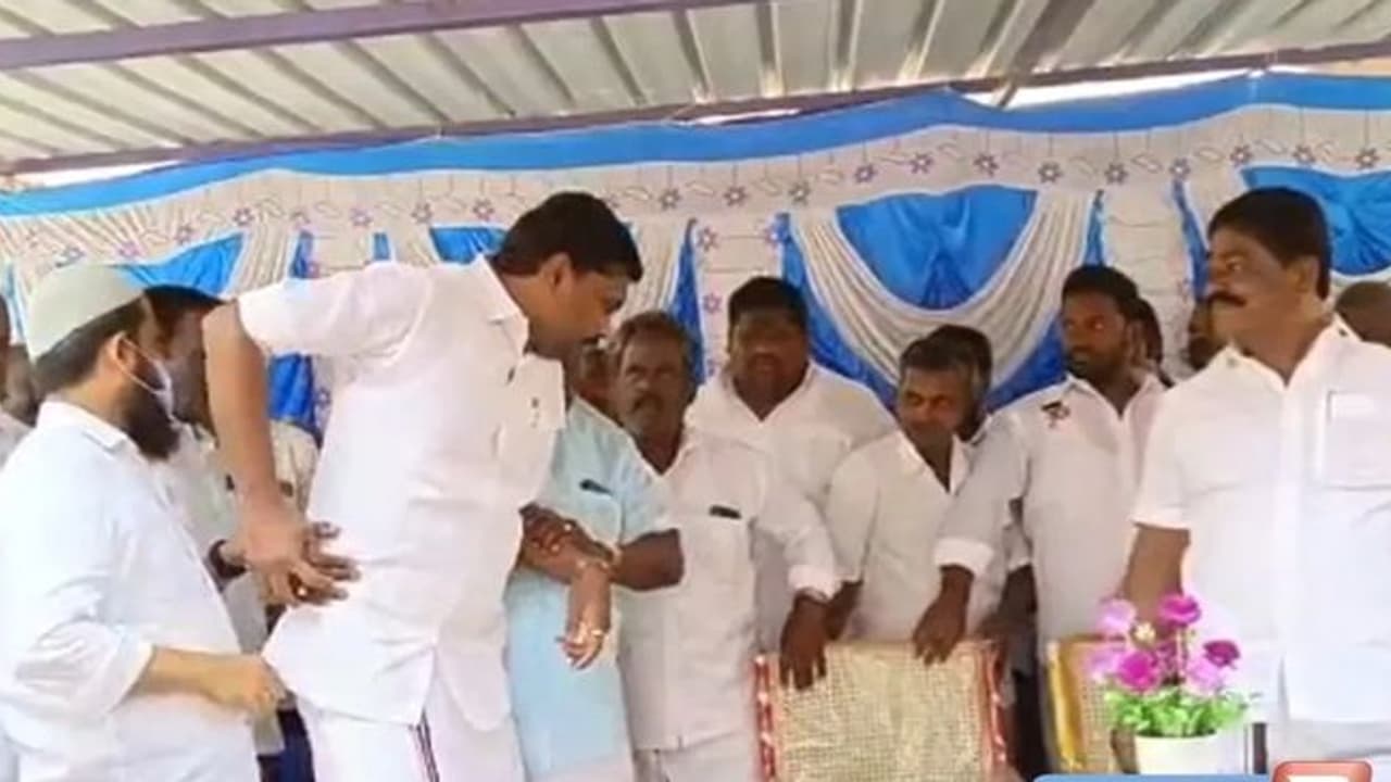 பள்ளி மாணவர்களுக்கு மிதிவண்டி வழங்கும் விழா.. மேடையிலேயே வாக்குவாதத்தில் ஈடுபட்ட அதிமுக திமுக எம்.எல்.ஏ.. பள்ளி மாணவர்களுக்கு மிதிவண்டி வழங்கும் விழா.. மேடையிலேயே வாக்குவாதத்தில் ஈடுபட்ட அதிமுக திமுக எம்.எல்.ஏ..