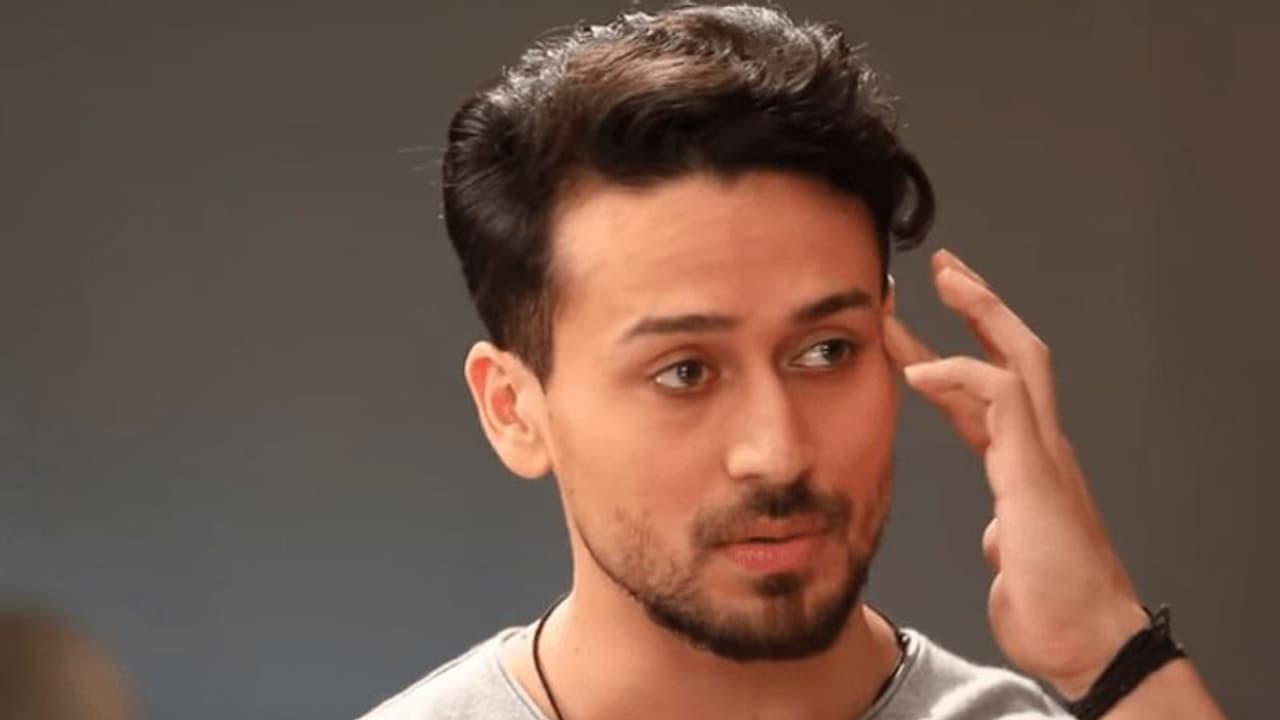 FLOP हीरोपंती 2 के बाद टाइगर श्रॉफ की FEES को लेकर गड़बड़ाया मामला, मेकर्स ने रखी एक बड़ी डिमांड FLOP हीरोपंती 2 के बाद टाइगर श्रॉफ की FEES को लेकर गड़बड़ाया मामला, मेकर्स ने रखी एक बड़ी डिमांड