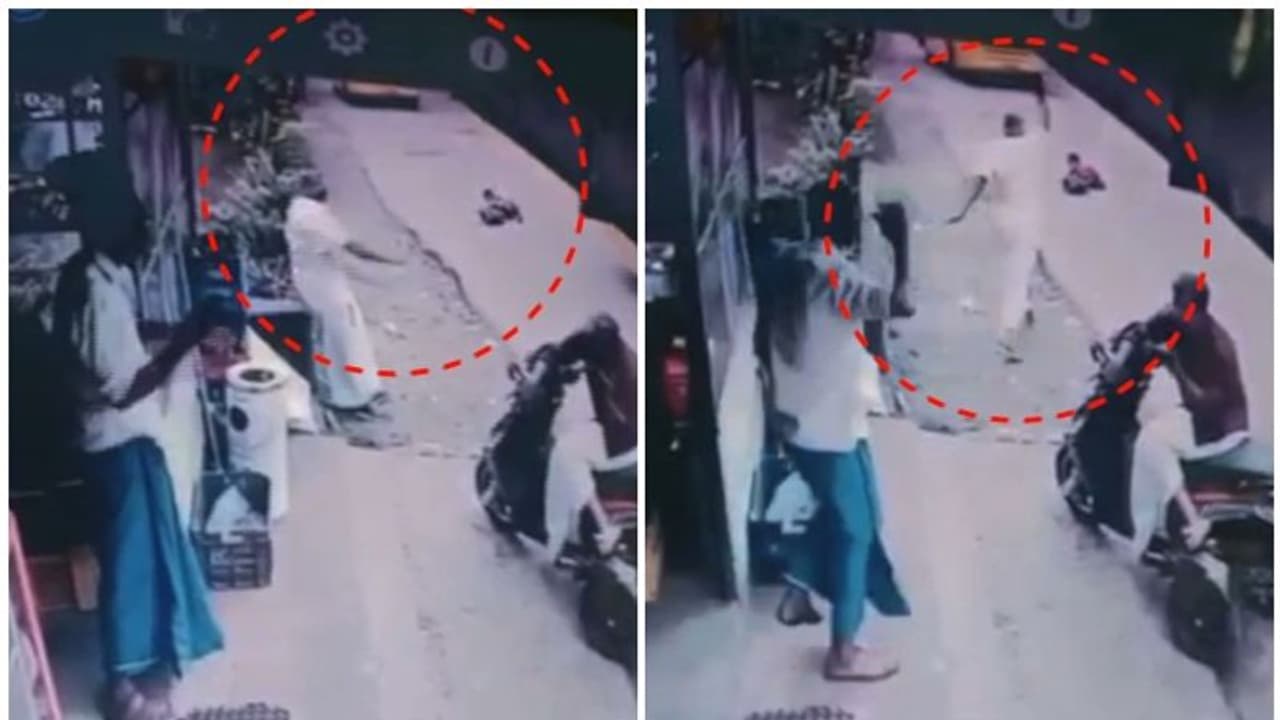 സ്കൂൾ ബസിൽ നിന്ന് എൽകെജി വിദ്യാർത്ഥിനി തെറിച്ചു വീണു; രക്ഷപ്പെട്ടത് തലനാരിഴയ്ക്ക് സ്കൂൾ ബസിൽ നിന്ന് എൽകെജി വിദ്യാർത്ഥിനി തെറിച്ചു വീണു; രക്ഷപ്പെട്ടത് തലനാരിഴയ്ക്ക്