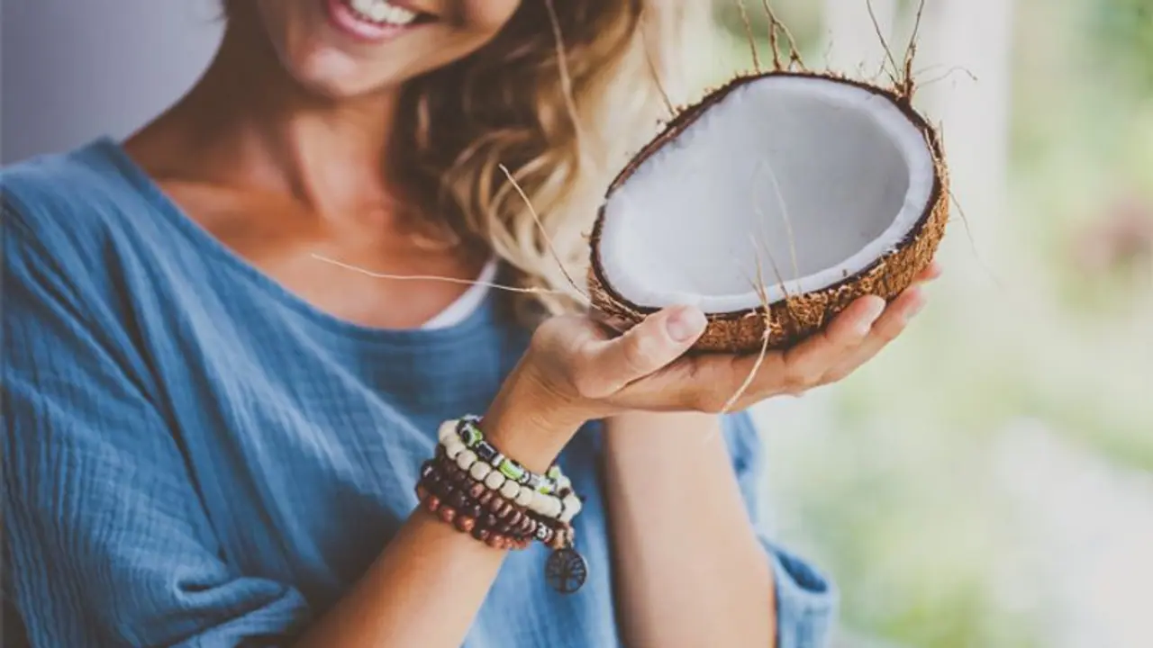 खाली पेट नारियल खाने से मिलती है गजब की खूबसूरती, एक्सपर्ट के बताए 4 फायदे जान रह जाएंगे हैरान खाली पेट नारियल खाने से मिलती है गजब की खूबसूरती, एक्सपर्ट के बताए 4 फायदे जान रह जाएंगे हैरान