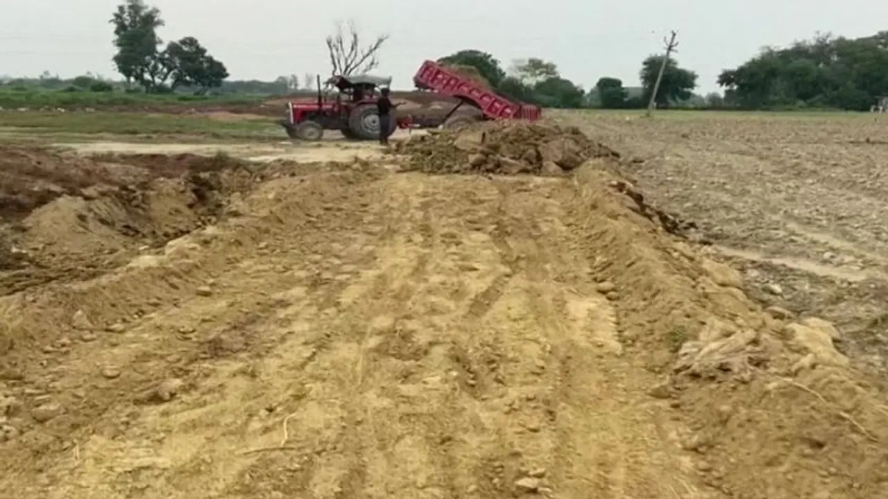 75 साल बाद मैनपुरी जिले के इस गांव को मिल रही सड़क की सुविधा, ग्रामीणों की पहल से साकार हुआ सपना