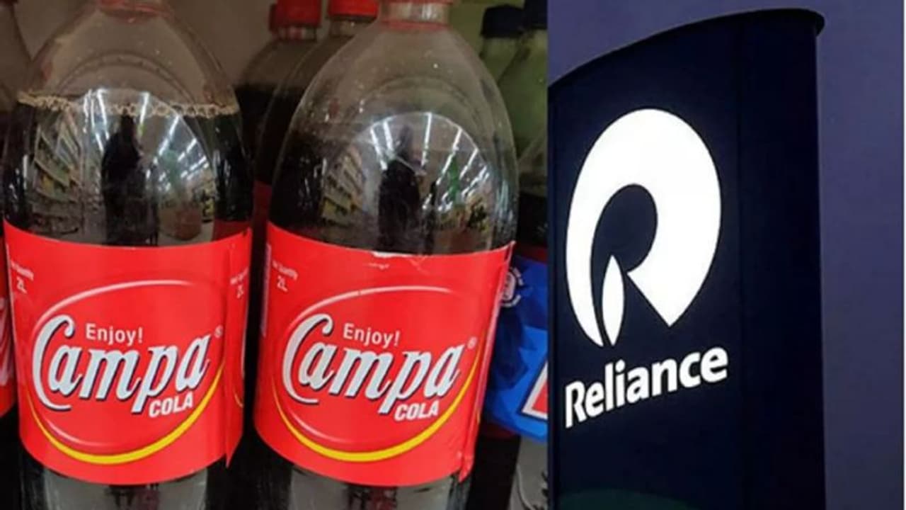మార్కెట్లో మొదలైన కోలా వార్.. రిలయన్స్ కాంపా కోలా ఎంట్రీతో కూల్ డ్రింక్ ధరలను తగ్గించిన కోకాకోలా.. మార్కెట్లో మొదలైన కోలా వార్.. రిలయన్స్ కాంపా కోలా ఎంట్రీతో కూల్ డ్రింక్ ధరలను తగ్గించిన కోకాకోలా..