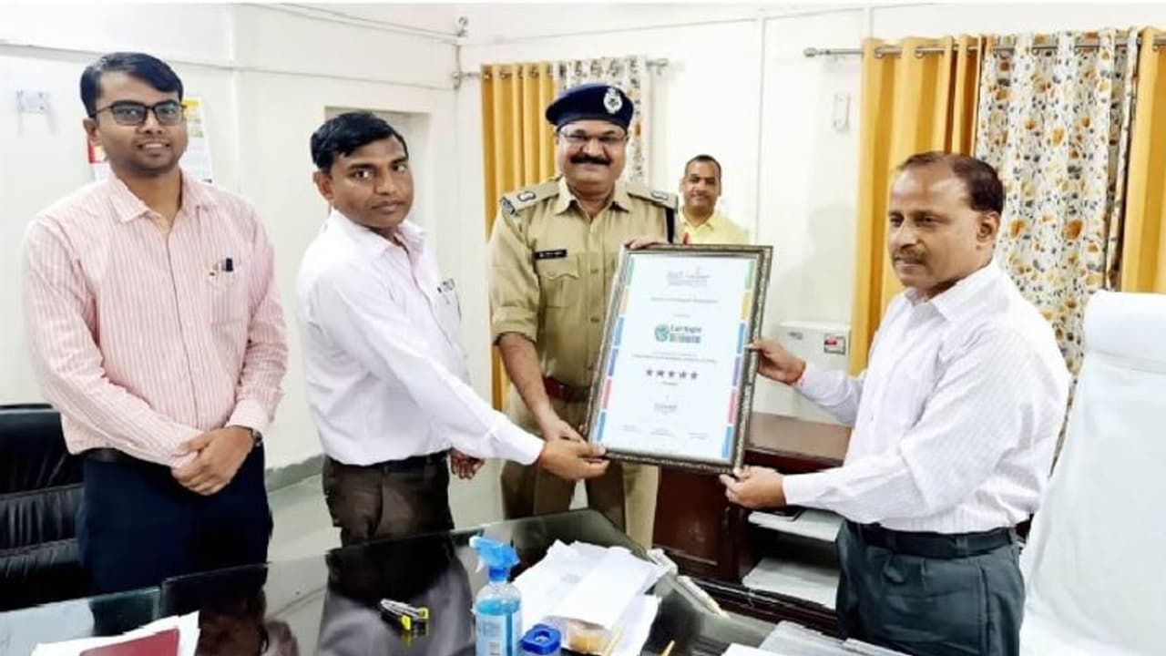 6 घंटे में तैयार होता है यूपी की इस जेल का नंबर वन खाना, FSSAI ने दी 5 स्टार रेटिंग 6 घंटे में तैयार होता है यूपी की इस जेल का नंबर वन खाना, FSSAI ने दी 5 स्टार रेटिंग