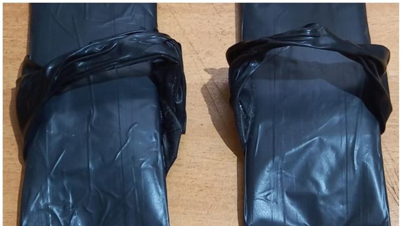 കാലിന്റെ അടിയിൽ സോക്സിനുള്ളിലാക്കി പേസ്റ്റ് രൂപത്തിലാക്കി സ്വര്ണ്ണം; കോഴിക്കോട് സ്വദേശി പൊലീസിന്റെ പിടിയിൽ കാലിന്റെ അടിയിൽ സോക്സിനുള്ളിലാക്കി പേസ്റ്റ് രൂപത്തിലാക്കി സ്വര്ണ്ണം; കോഴിക്കോട് സ്വദേശി പൊലീസിന്റെ പിടിയിൽ