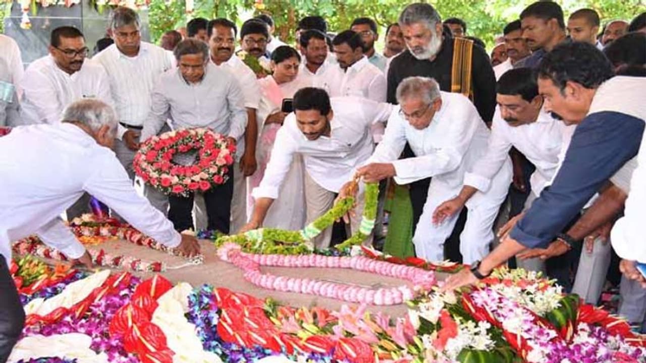 వైఎస్ఆర్ వర్ధంతి: ఇడుపులపాయలో నివాళులర్పించిన వైఎస్ జగన్, కుటుంబ సభ్యులు వైఎస్ఆర్ వర్ధంతి: ఇడుపులపాయలో నివాళులర్పించిన వైఎస్ జగన్, కుటుంబ సభ్యులు