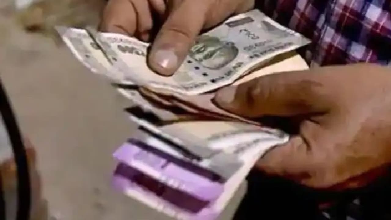 Mandya : ಚೀಟಿ ಅವ್ಯವಹಾರ : ಶಿಕ್ಷಕನ ಪತ್ನಿ ದಾಕ್ಷಾಯಣಿ ವಿರುದ್ದ ದೂರು ದಾಖಲು