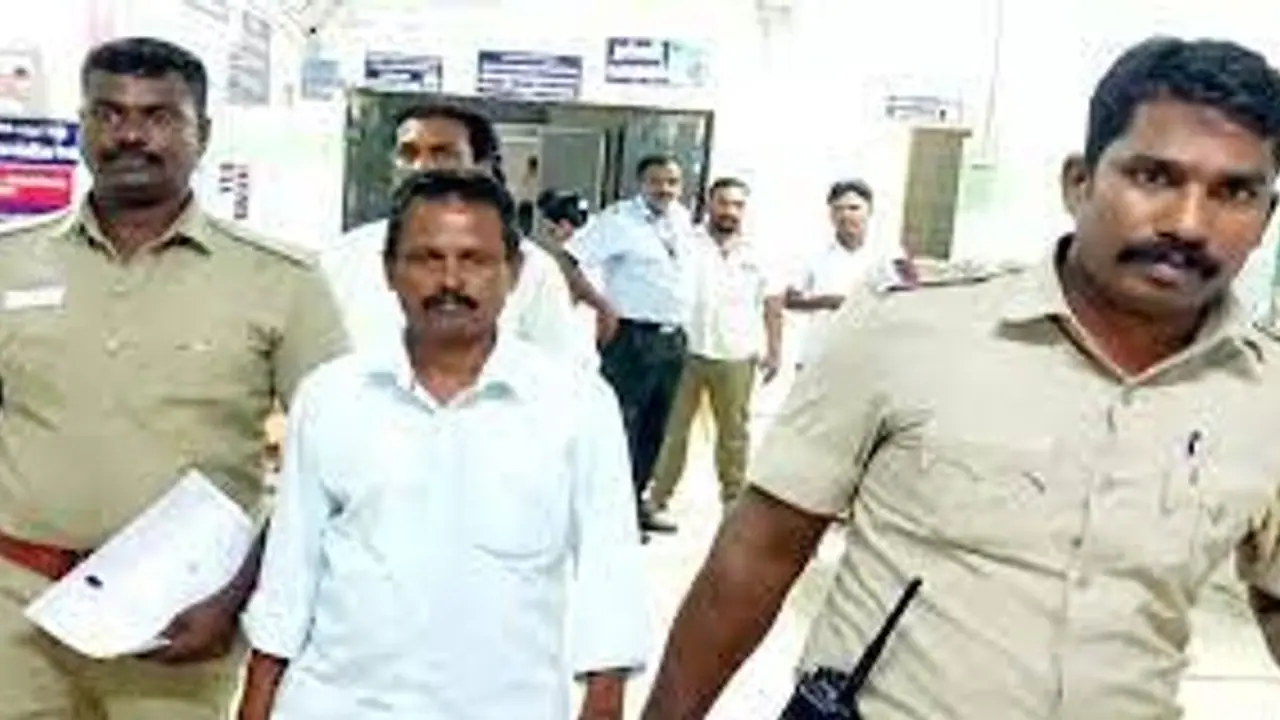 அடித்தும், கெட்ட வார்த்தையால் திட்டியும் பாலியல் தொந்தரவு.. அரசுப்பள்ளி அறிவியல் ஆசிரியர் கைது அடித்தும், கெட்ட வார்த்தையால் திட்டியும் பாலியல் தொந்தரவு.. அரசுப்பள்ளி அறிவியல் ஆசிரியர் கைது