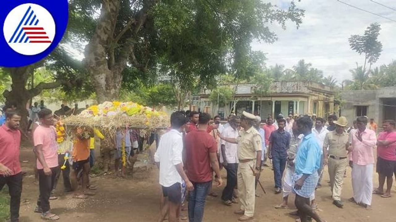 ಚಾಮರಾಜನಗರ: ಸನ್ಮಾನ ಕಲ್ಪಿಸದ ಜಿಲ್ಲಾಡಳಿತ, ಗ್ರಾಪಂ ಆವರಣದಲ್ಲಿಯೇ ಶವಸಂಸ್ಕಾರ..!