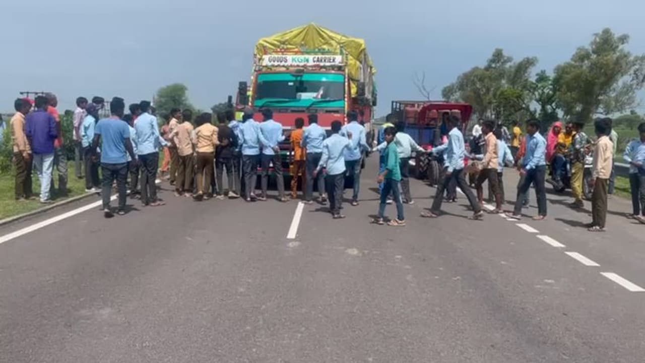 राजस्थान में ऐसा क्या हुआ कि स्कूली छात्रों ने कर दिया हाई वे जाम, बस ने हॉर्न बजाया तो बोले चढ़ा के ले जाओ राजस्थान में ऐसा क्या हुआ कि स्कूली छात्रों ने कर दिया हाई वे जाम, बस ने हॉर्न बजाया तो बोले चढ़ा के ले जाओ