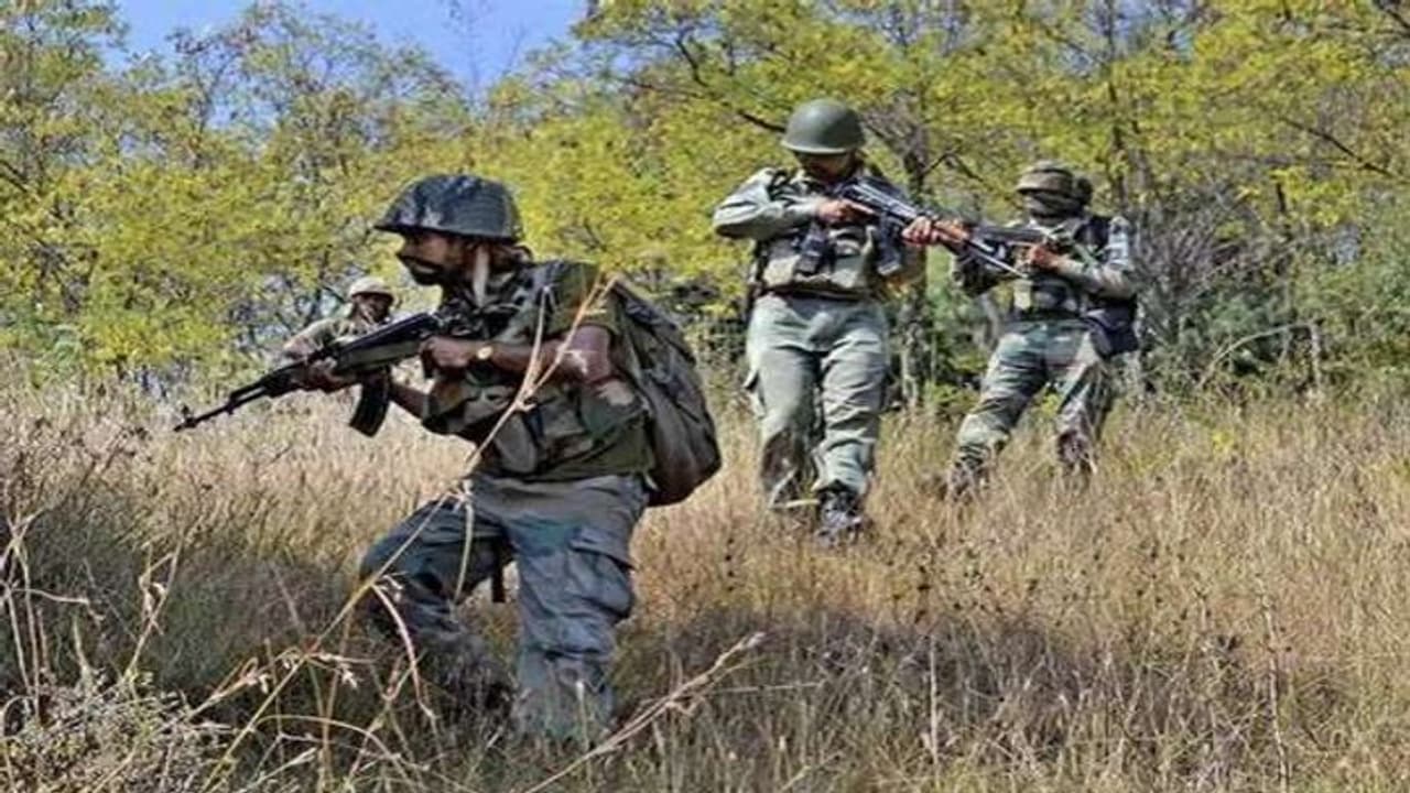 झारखंड में पुलिस और नक्सलियों के बीच मुठभेड़, मारे गए आरोपी में महिला भी शामिल, भारी मात्रा में हथियार बरामद झारखंड में पुलिस और नक्सलियों के बीच मुठभेड़, मारे गए आरोपी में महिला भी शामिल, भारी मात्रा में हथियार बरामद