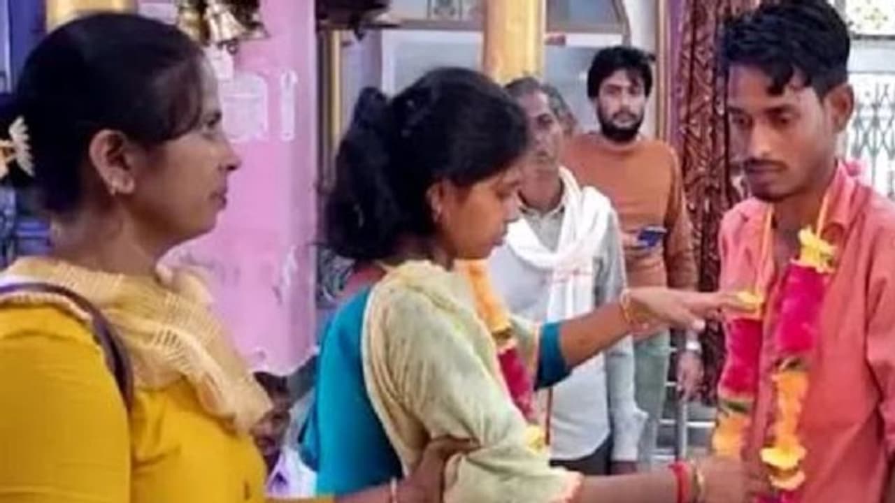 रामपुर में शादी के तीन घंटे बाद उठी 8 महीने की गर्भवती प्रेमिका की अर्थी, जानिए क्या है पूरा मामला रामपुर में शादी के तीन घंटे बाद उठी 8 महीने की गर्भवती प्रेमिका की अर्थी, जानिए क्या है पूरा मामला