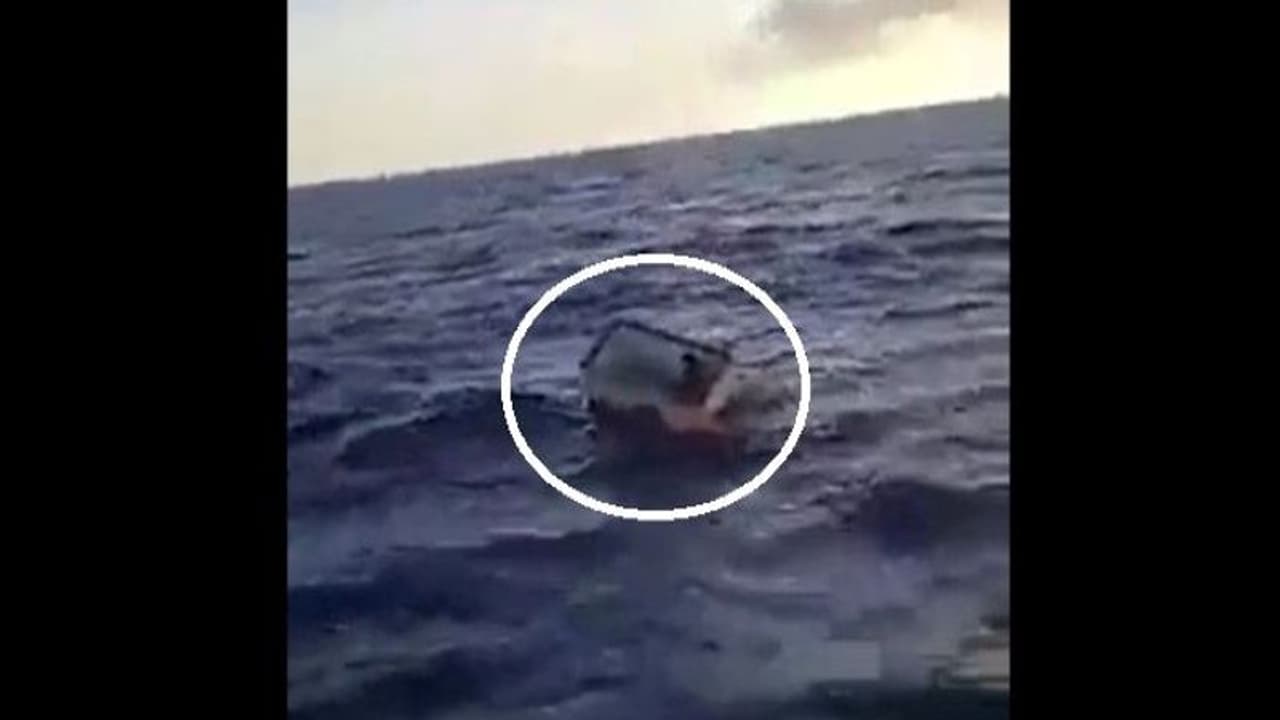 समंदर में नाव डूबी तो फ्रीजर में घुस गया युवक, 11 दिन तक भूखे प्यासे तैरता रहा, देखिए वायरल वीडियो समंदर में नाव डूबी तो फ्रीजर में घुस गया युवक, 11 दिन तक भूखे प्यासे तैरता रहा, देखिए वायरल वीडियो